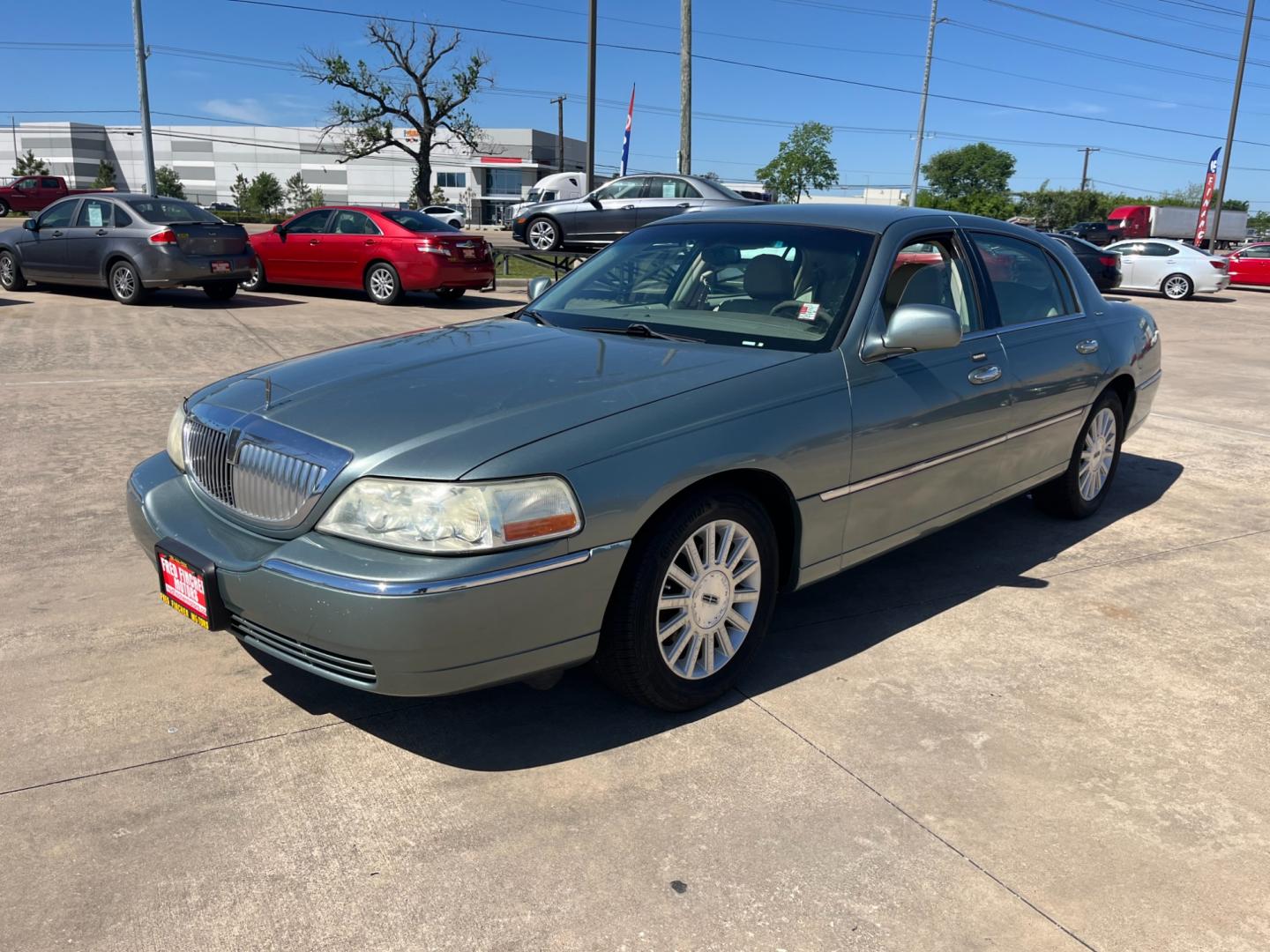 2004 green /TAN Lincoln Town Car Signature (1LNHM81W84Y) with an 4.6L V8 SOHC 16V engine, 4-Speed Automatic Overdrive transmission, located at 14700 Tomball Parkway 249, Houston, TX, 77086, (281) 444-2200, 29.928619, -95.504074 - Photo#2